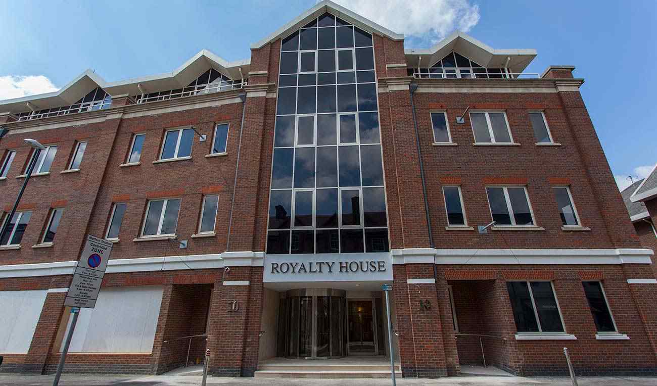 160939-Royalty_House-7outside-1