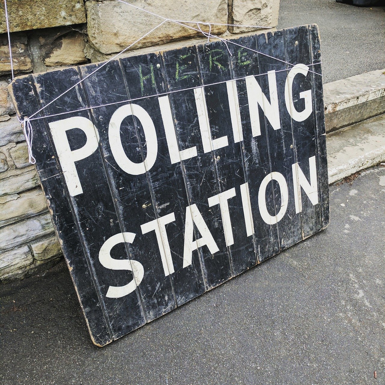 polling-station-2643466_1280
